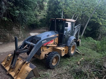 Compra de dos máquinas retroexcavadoras para el mantenimiento de las vías de acceso de veredas.