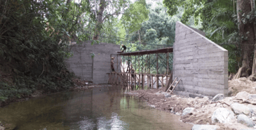 Construcción del puente Casa Sola en Vereda Honduras sendero Ciudad Perdida